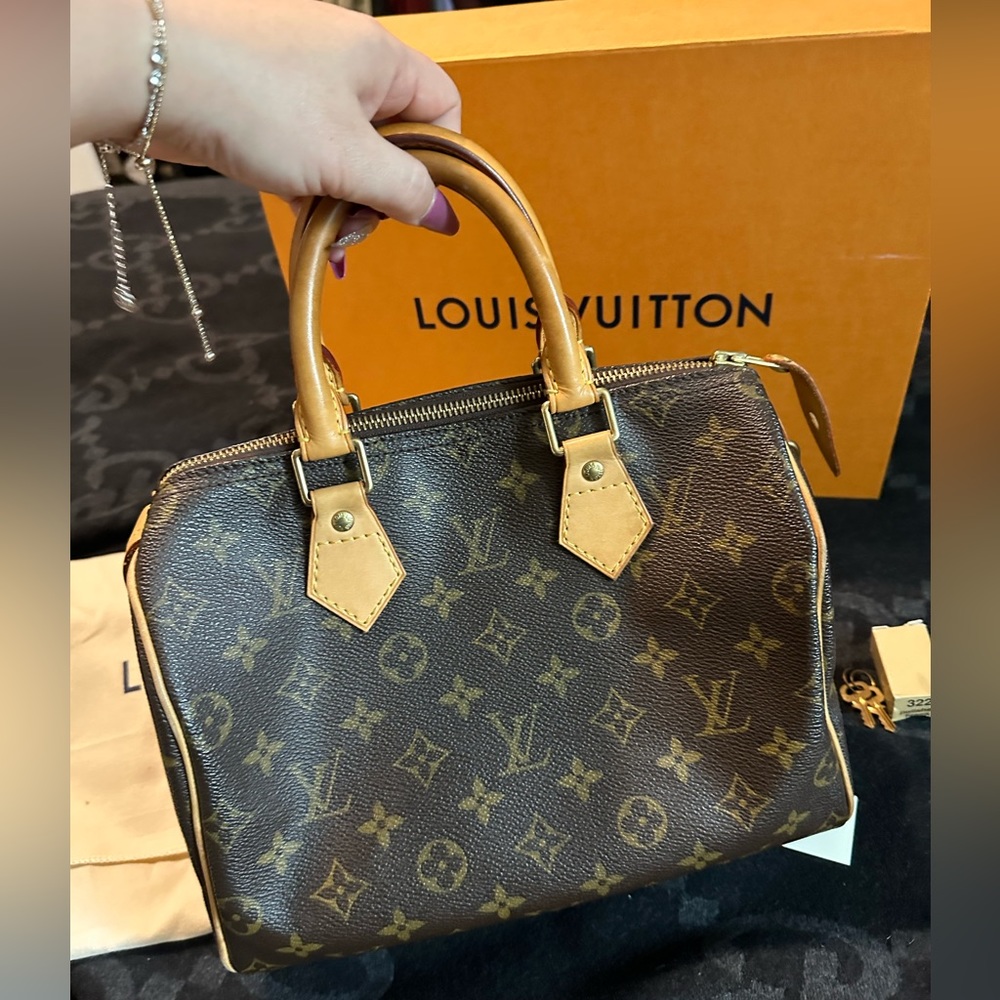*Donated* Authentic Louis Vuitton Speedy 25 w/ Box and Dust bag